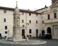 fig.E1 -
                      L'ospedale lato piazza S.Bartolomeo. A sinistra
                      della chiesa è il portone d'entrata