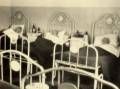 fig.D4 - Una
                      stanza dell'Ospedale Israelitico. Sulla testata
                      dei letti è raffigurata la stella di David