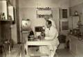 fig.D3 - Il
                    laboratorio di analisi dell'Ospedale in una foto del
                    dopoguerra