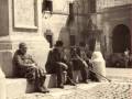 fig.D1 - Gli
                    anziani della Casa di Riposo in piazza S.Bartolomeo